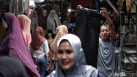 Pasar blok F Tanah Abang jadi titik favorit pengunjung berbelanja.