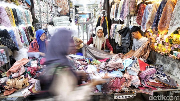 Sejumlah warga berbelanja di kawasan Blok F Pasar Tanah Abang, Jakarta Pusat, Sabtu (15/3/2025). Menjelang 2 minggu Idul Fitri, Pasar Tanah Abang kembali mulai ramai.
