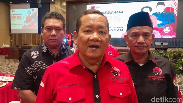 Ketua DPD PDIP Sumut Rapidin Simbolon saat sambutan di acara buka bersama di Medan