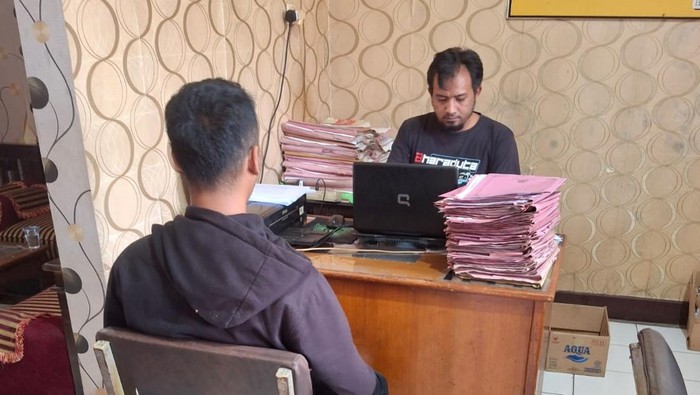 Pelaku begal payudara saat diinterogasi polisi di Mapolsek Kroya, Polresta Cilacap, Sabtu (15/3/2025).