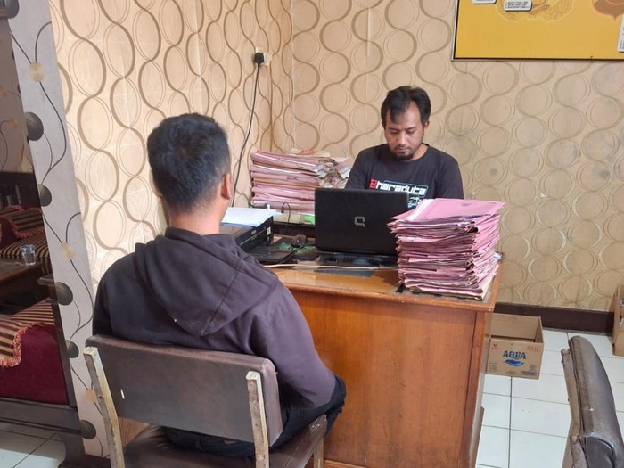 Pelaku begal payudara saat diinterogasi polisi di Mapolsek Kroya, Polresta Cilacap, Sabtu (15/3/2025).