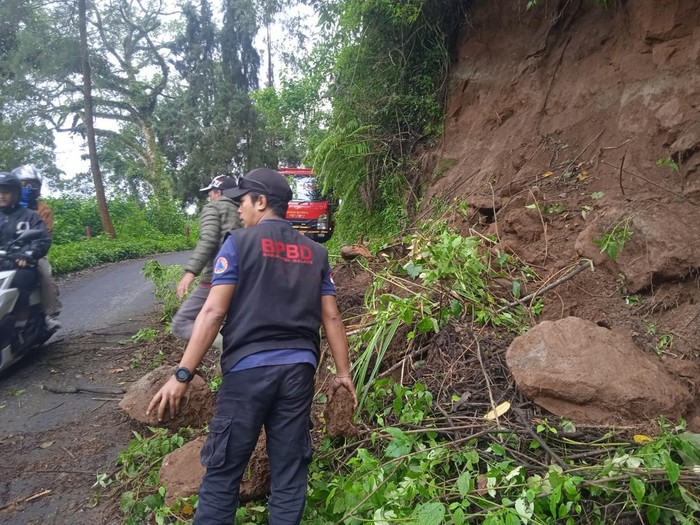 Pembersihan longsor di Malang