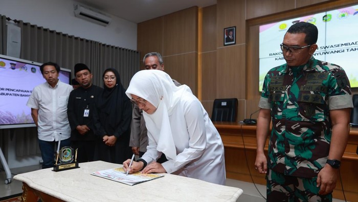 Penandatanganan MOU kolaborasi dalam upaya percepatan Swasembada Pangan dan serapan beras gabah di Kabupaten Banyuwangi.