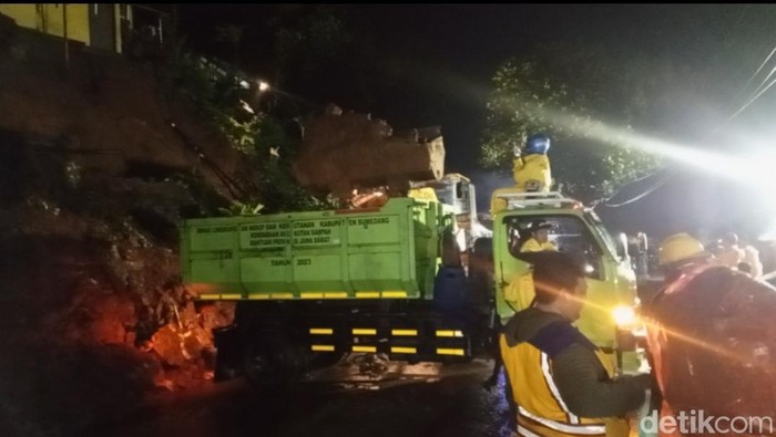 Penanganan tebing ambruk di jalan nasional Bandung-Sumedang