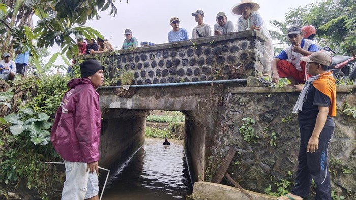 Pencarian bocah kelas 4 SD bernama Akbar (10) warga Desa Sadamantra, Kecamatan Jalaksana, yang dinyatakan hilang terbawa hanyut aliran Sungai Kadongdong dekat rumahnya, Sabtu (15/3).
