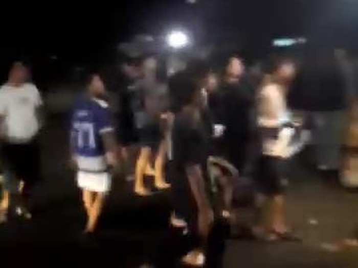 Tangkapan layar momen sekelompok remaja digagalkan warga di Desa Kebanaran, Banjarnegara, saat perang sarung Sabtu (15/3/2025) dini hari.