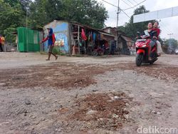 Sambut Pemudik, Jalan Rusak di Jalur Alternatif Cirebon Diperbaiki