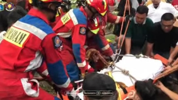 Personel Damkar Jakarta Timur membantu pemulasaran jasad wanita berbobot 200 kg berinisial Y (54) di TPU Kemiri, Rawamangun, Jakarta Timur. Foto: Dok. Istimewa.