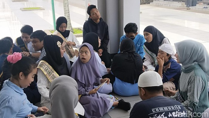 Pesantren kilat anak-anak disabilitas di Masjid Pusdai Kota Bandung.
