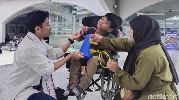 Pesantren kilat anak-anak disabilitas di Masjid Pusdai Kota Bandung.