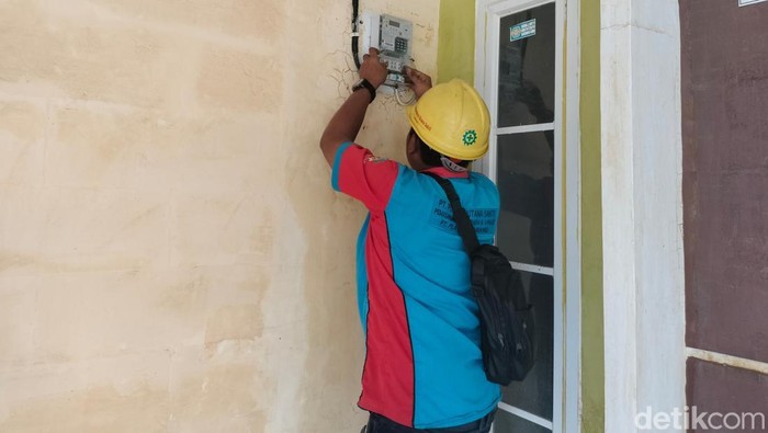 PLN mengganti kWh meter