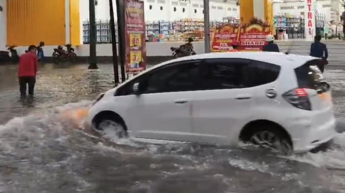 Pohon Tumbang dan Banjir Terjang Sejumlah Jalan Utama Trenggalek