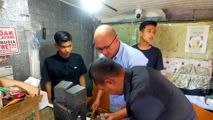 Polisi menggeledah warung yang jual obat terlarang di lembang