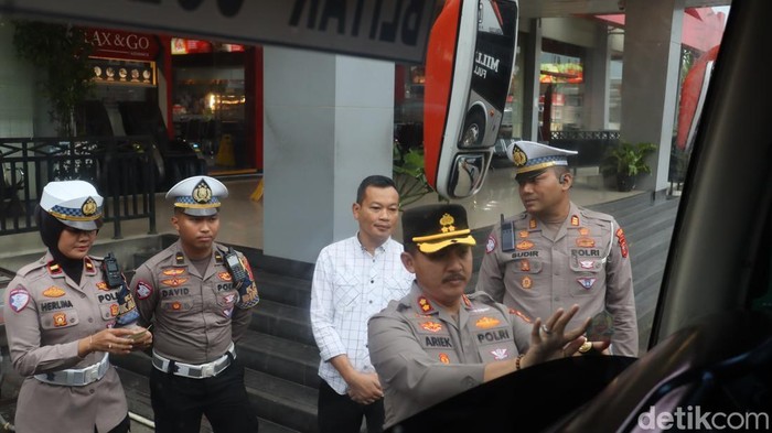 Polisi saat melakukan sosialisai keselamatan berkendara jelang mudik lebaran 2025