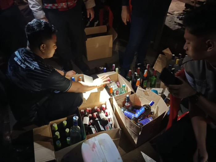 Momen Polrestabes Semarang melakukan penggerebekan Operasi Pekat yang menyasar miras. Foto diunggah Sabtu (15/3/2025).