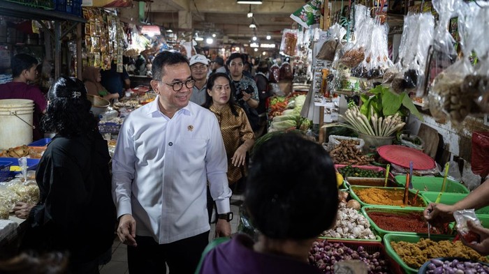 Menteri Perdagangan Budi Santoso (keempat kiri) berbincang dengan pedagang saat meninjau stok dan harga pangan pokok di Pasar Ciracas, Jakarta, Sabtu (15/3/2025). Peninjauan tersebut dalam rangka memastikan kestabilan harga dan ketersedian bahan pangan selama bulan Ramadhan hingga hari raya Idul Fitri. ANTARA FOTO/Bayu Pratama S/agr