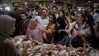 Selanjutnya untuk harga komoditas ayam di level Rp 26.000/kg, atau jauh lebih rendah dari HET sebesar Rp 40.000/kg. Serta terakhir harga daging di level Rp 140.000/kg atau sesuai dengan ketentuan HET.
