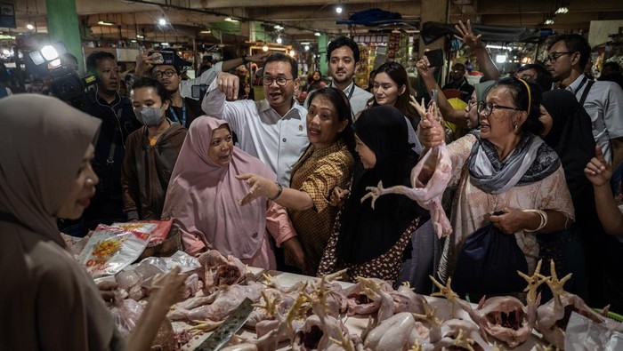 Menteri Perdagangan Budi Santoso (keempat kiri) berbincang dengan pedagang saat meninjau stok dan harga pangan pokok di Pasar Ciracas, Jakarta, Sabtu (15/3/2025). Peninjauan tersebut dalam rangka memastikan kestabilan harga dan ketersedian bahan pangan selama bulan Ramadhan hingga hari raya Idul Fitri. ANTARA FOTO/Bayu Pratama S/agr