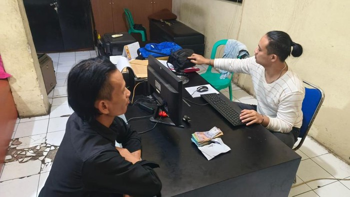 Preman ditangkap usai melakukan pungutan liar (pungli) ke pedagang di Pasar Bogor, Kota Bogor, Jawa Barat.