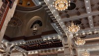 Asakura juga memperlihatkan keindahan bagian dalam masjid.