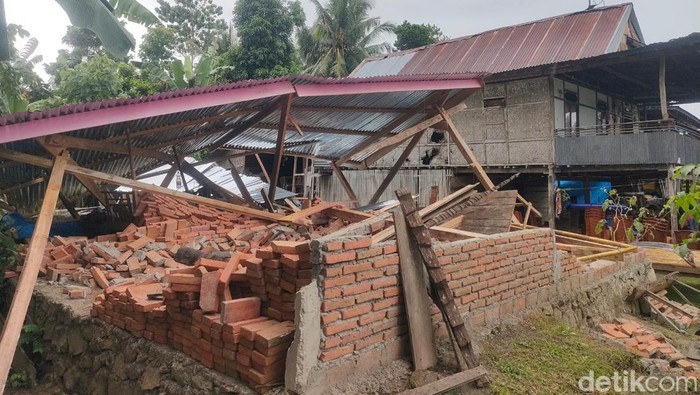 Rumah di Polman rusak tertimpa pohon tumbang.