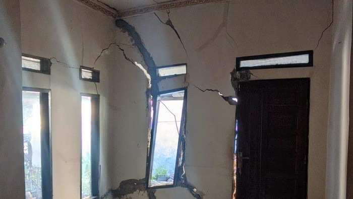 Rumah rusak akibat pergerakan tanah di Bandung Barat