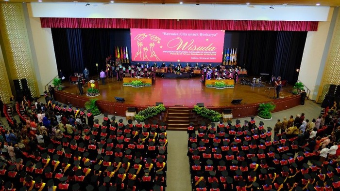 Suasana wisuda program Diploma, Sarjana, dan Magister untuk periode II tahun akademik 2024/2025 di Auditorium Driyarkara Kampus II USD, Mrican, Depok, Sleman, Sabtu (15/3/2025).