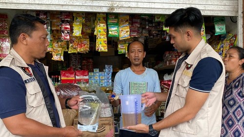 Satgas Pangan Ditreskrimsus Polda Bali menggelar sidak peredaran Minyakita di Pasar Ketapian, Denpasar, Jumat (14/3/2025). (Dok. Polda Bali)