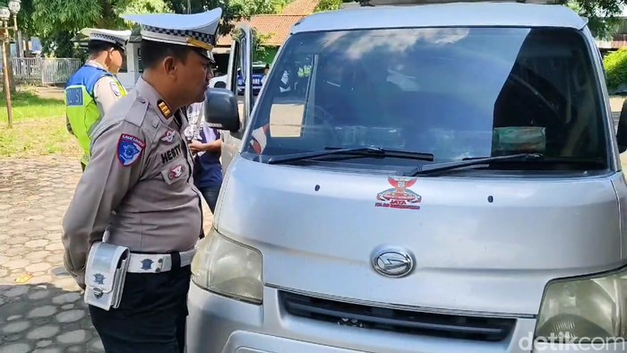 Satlantas Polresta Cirebon saat menindak sejumlah kendaraan travel gelap