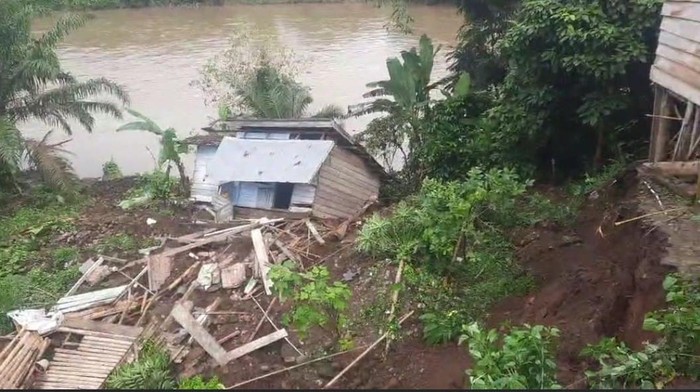 Satu rumah di Musi Rawas terjun ke tebing akibat tanah longsor