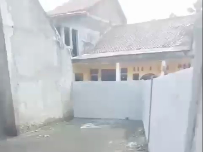 Sebuah video dengan narasi rumah pasangan warga lanjut usia (lansia) di Kampung Lemo, Teluknaga, Tangerang ditutup tembok viral di media sosial. (dok Istimewa)