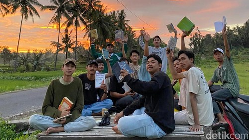 Sekelompok pemuda di Lombok Timur yang menginisiasi perpustakaan jalanan di Desa Tembeng Putik, Selasa (04/3/2025).( Sanusi Ardi W/detikBali)