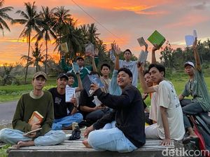Menanti Azan Magrib Sambil Baca Buku di Perpustakaan Jalanan Lombok Timur