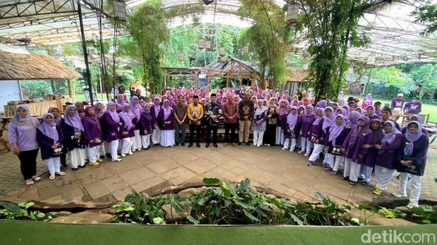 Sekolah lansia di Saung Angklung Udjo.