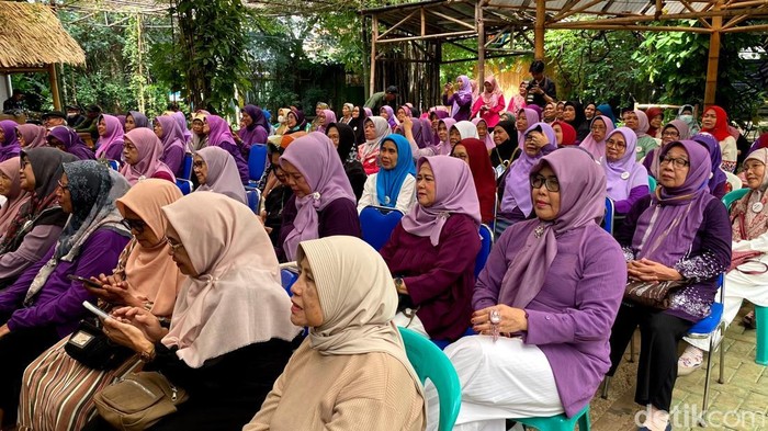 Sekolah lansia di Saung Angklung Udjo.