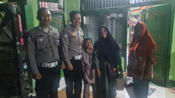 Siti kebingungan saat akan mudik karena kehabisan tiket bus. Anggota Polsek Ciputat yang menemukan Siti dan anaknya lalu turun tangan membantu (dok.istimewa)