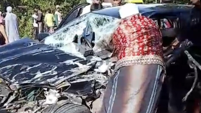 Mobil yang ditumpangi ibu Wakil Bupati Barru Abustan A Bintang, Andi Nurkaya kecelakaan di Soppeng, Sulawesi Selatan (Sulsel).