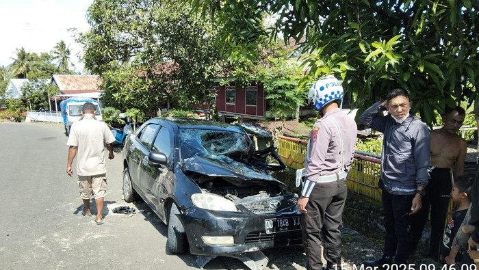 Mobil Toyota Vios dengan nomor polisi DD 1848 XJ mengalami kecelakaan di Kabupaten Soppeng, Sulawesi Selatan (Sulsel).