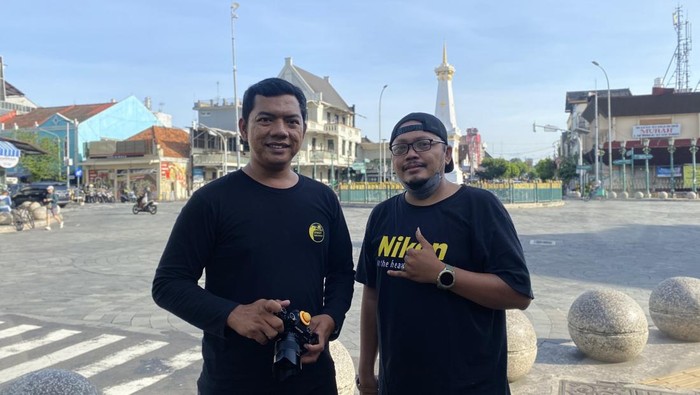Street fotografer, Arif Budi Kusuma dan rekannya di kawasan Tugu Jogja, Kota Jogja, Jumat (15/3/2025).
