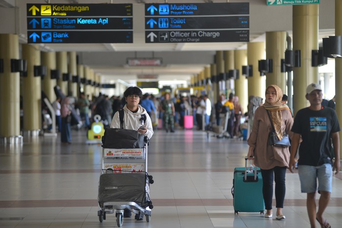 Penumpang pesawat tiba di terminal kedatangan Bandara Internasional Minangkabau (BIM) di Padang Pariaman, Sumatera Barat, Sabtu (15/3/2025). Sejumlah perantau memilih mudik lebih awal untuk menghindari terjadinya kepadatan penumpang saat puncak arus 