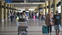 Penumpang pesawat tiba di terminal kedatangan Bandara Internasional Minangkabau (BIM) di Padang Pariaman, Sumatera Barat, Sabtu (15/3/2025).