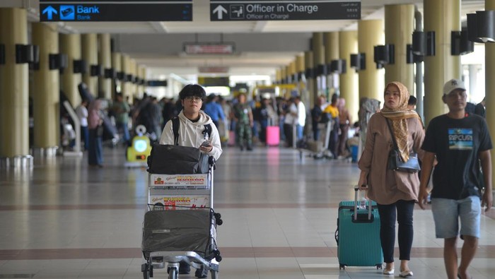 Penumpang pesawat tiba di terminal kedatangan Bandara Internasional Minangkabau (BIM) di Padang Pariaman, Sumatera Barat, Sabtu (15/3/2025). Sejumlah perantau memilih mudik lebih awal untuk menghindari terjadinya kepadatan penumpang saat puncak arus mudik Idul Fitri 1446 H. ANTARA FOTO/Iggoy el Fitra/agr