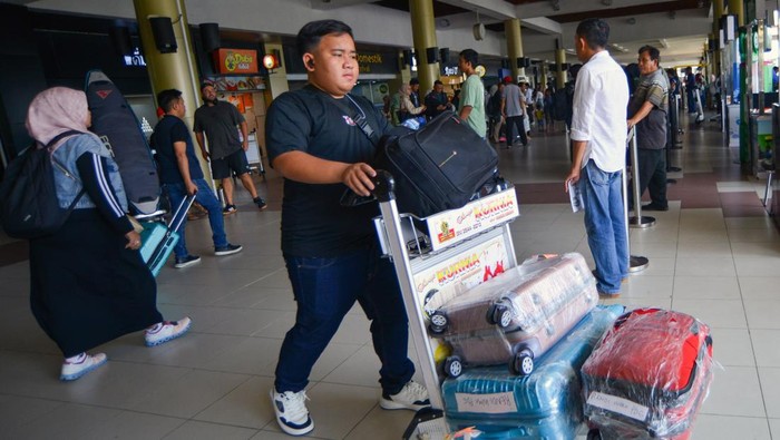 Penumpang pesawat tiba di terminal kedatangan Bandara Internasional Minangkabau (BIM) di Padang Pariaman, Sumatera Barat, Sabtu (15/3/2025). Sejumlah perantau memilih mudik lebih awal untuk menghindari terjadinya kepadatan penumpang saat puncak arus mudik Idul Fitri 1446 H. ANTARA FOTO/Iggoy el Fitra/agr