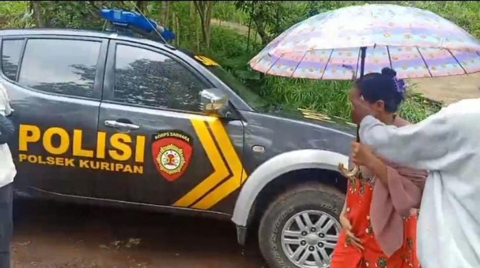 Terjang Hujan & Jalan Terjal, Polisi Probolinggo Antar Ibu Pascamelahirkan Pulang