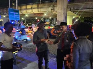 Anggota Polda Metro Jaya Gelar Patroli Sambil Berbagi Sahur ke Masyarakat