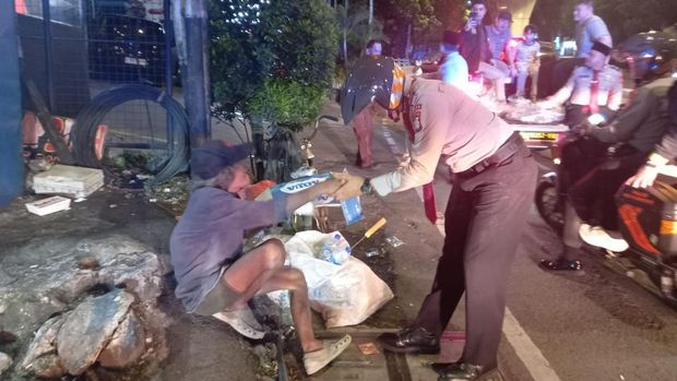 Tim Ditpamobvit Polda Metro Jaya menggelar patroli malam untuk memastikan keamanan masyarakat. Petugas juga membagikan sahur kepada masyarakat. (dok Istimewa)