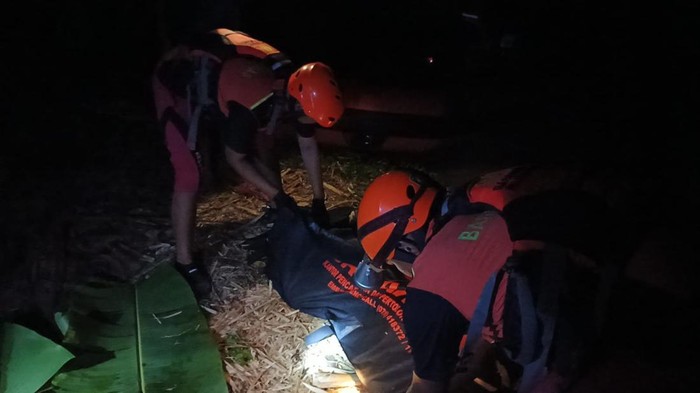Tim SAR saat mengevakuasi korban.
