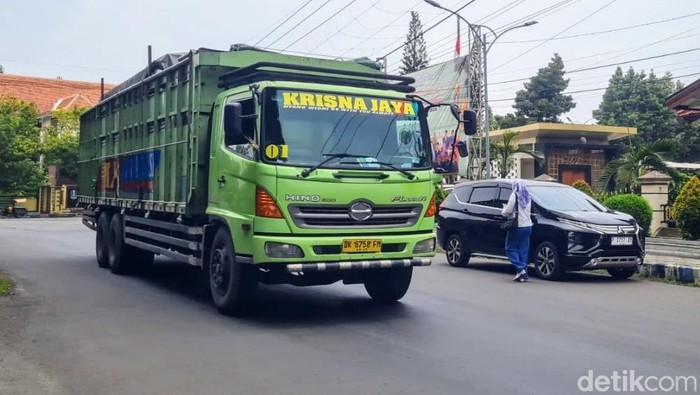 Truk di jalur Pantura Situbondo
