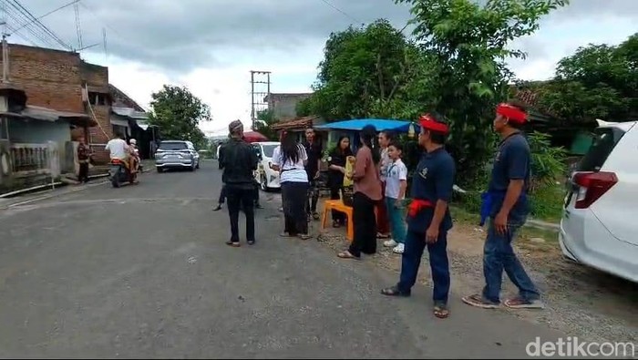 Umat Hindu di Bandar Lampung membagikan takjil untuk warga yang menjalankan ibadah puasa di bulan Ramadan.
