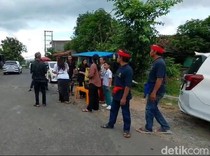 Umat Hindu di Bandar Lampung Bagikan Takjil untuk Warga Muslim